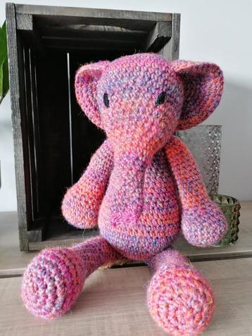 Schattige gehaakte olifant  beschikbaar voor biedingen