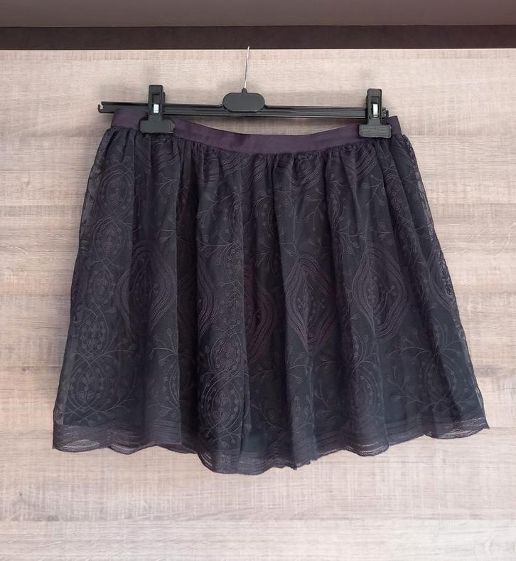 Jupe courte gris mauve avec dentelle (38/40) - Promod, Kleding | Dames, Rokken, Zo goed als nieuw, Maat 38/40 (M), Boven de knie