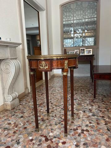 Hoge bijzettafel met inlegwerk in acajou beschikbaar voor biedingen