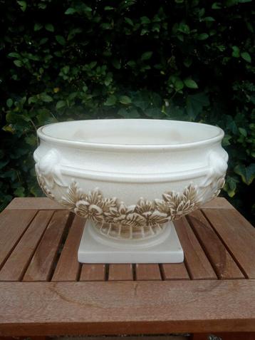 Grote antieke schaal beschikbaar voor biedingen