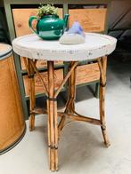 Vintage witte ronde bijzettafel met bamboe poten, Ophalen, Overige materialen, Minder dan 55 cm, Gebruikt