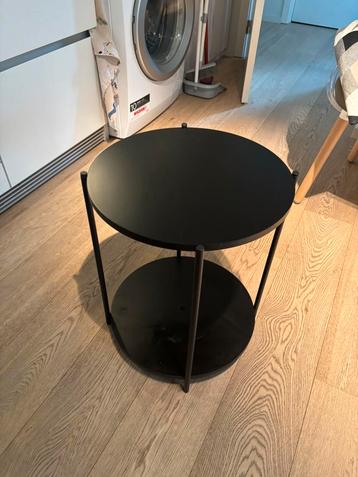 Bijzet tafel(zwart/metaal) beschikbaar voor biedingen