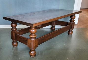 Massief houten woonkamertafel beschikbaar voor biedingen