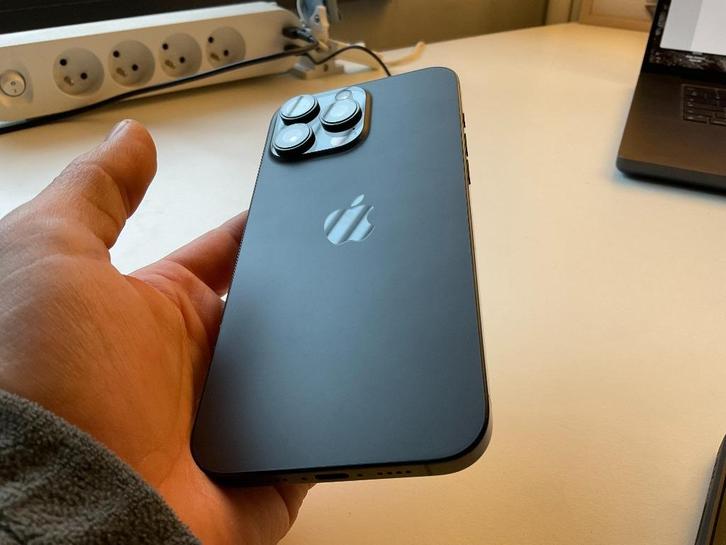 iPhone 16 Pro Max 256GB zwart + glas + hoesjes nieuwstaat, Telecommunicatie, Mobiele telefoons | Apple iPhone, Zo goed als nieuw