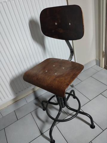 Oude bureaustoel in alle richtingen verstelbaar...0478028005 beschikbaar voor biedingen