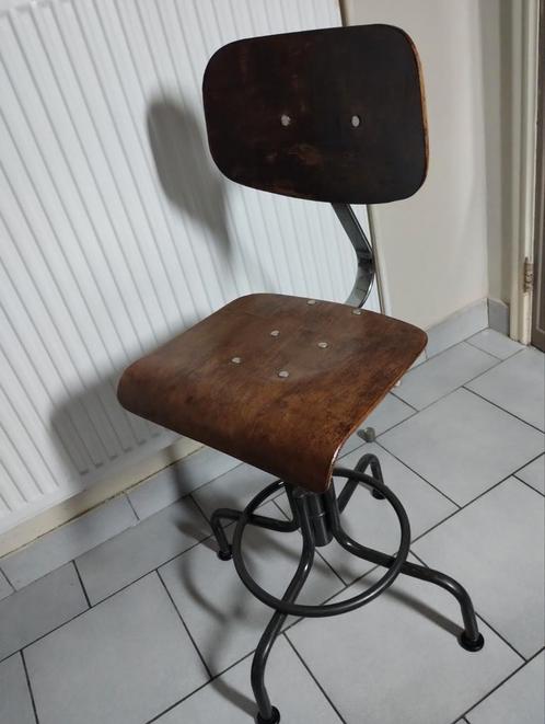 Oude bureaustoel in alle richtingen verstelbaar...0478028005, Huis en Inrichting, Bureaustoelen, Gebruikt, Bureaustoel, Ophalen of Verzenden