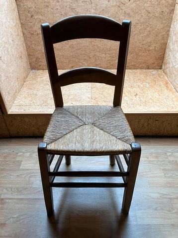 Houten stoel beschikbaar voor biedingen