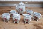 7 Delig brocante koffie/ thee servies roze rozen op pootjes, Gebruikt, Overige typen, Ophalen of Verzenden, Overige stijlen