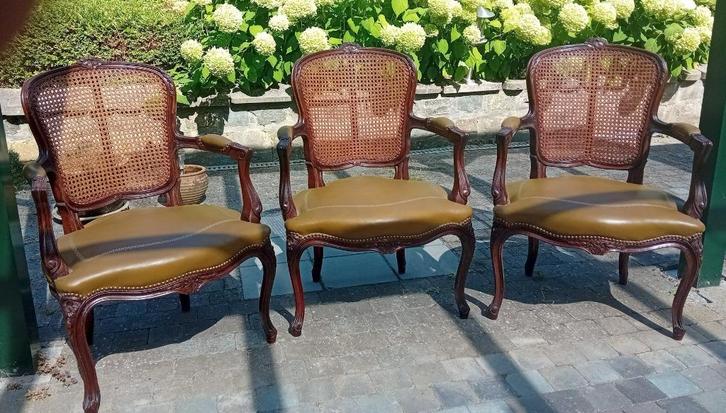 3 Franse Louis XV fauteuils met leder zit & cannage, Antiek en Kunst, Antiek | Meubels | Stoelen en Sofa's, Ophalen