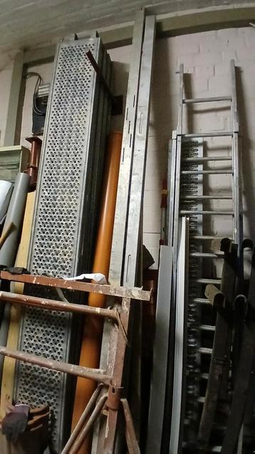Meters balken + kruiwagens-bouwmateriaal   beschikbaar voor biedingen