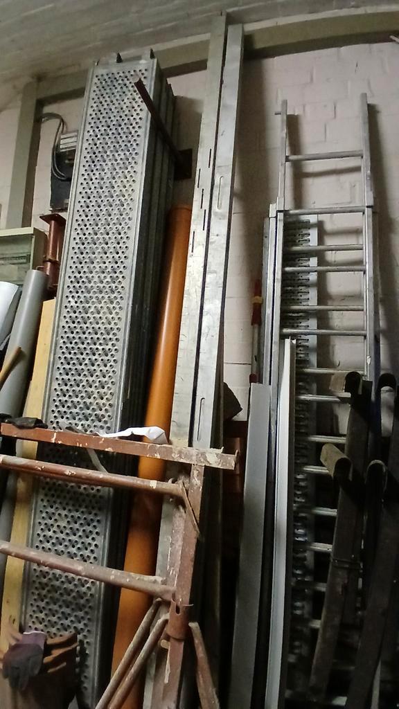 Meters balken + kruiwagens-bouwmateriaal, Doe-het-zelf en Bouw, Steigers, Zo goed als nieuw, Ophalen