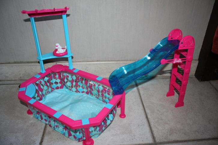 Mattel Barbie zwembad met hond, Kinderen en Baby's, Speelgoed | Poppen, Zo goed als nieuw, Barbie, Ophalen of Verzenden