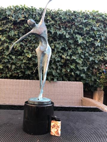 Bronzen art modernistische impressie van een danseres