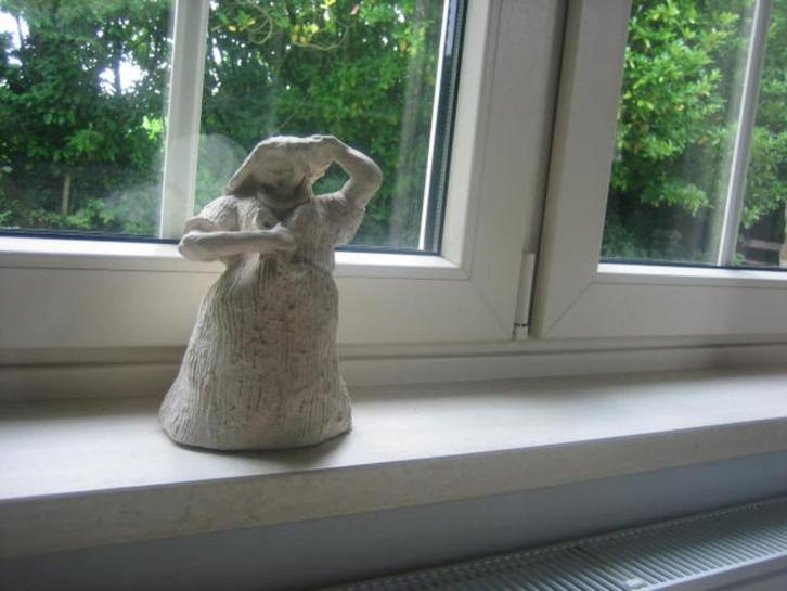 Beeldje in klei, Verzamelen, Beelden en Beeldjes, Zo goed als nieuw, Ophalen of Verzenden