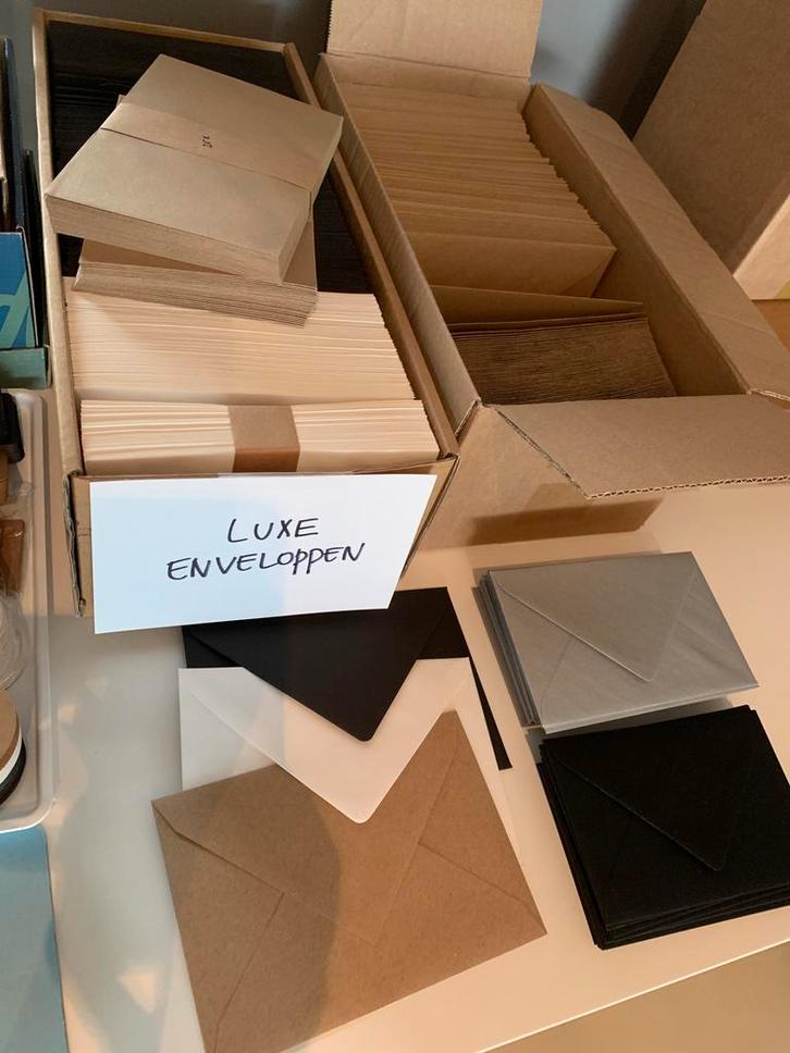 Lot luxe enveloppen (+- 750 stuks), Diversen, Papierwaren, Nieuw, Ophalen