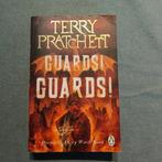 Terry Pratchett - "Gardes ! Gardes !" livre, Livres, Comme neuf, Enlèvement ou Envoi, Terry Pratchett