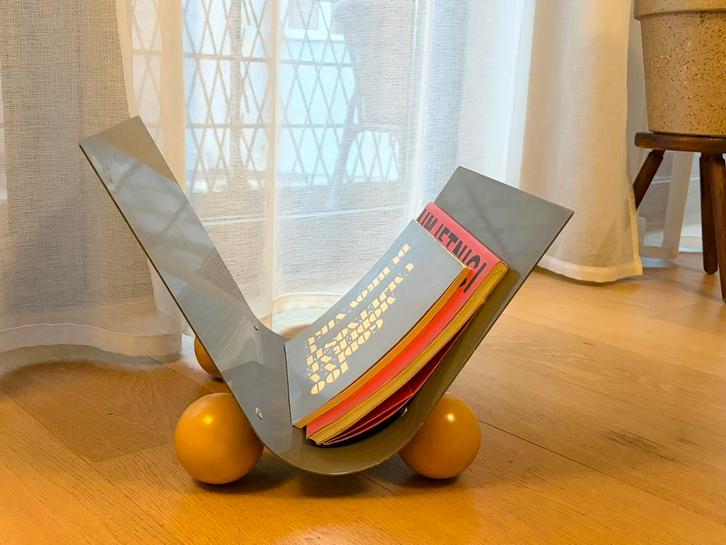 metalen (chroom/inox) tijdschriftenrek met houten bolvoeten, Antiek en Kunst, Kunst | Designobjecten, Ophalen