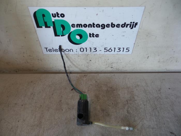 Ruitensproeierpomp voor van een Suzuki Alto (Alto 02-), Auto-onderdelen, Ruiten en Toebehoren, Suzuki, Gebruikt, 3 maanden garantie