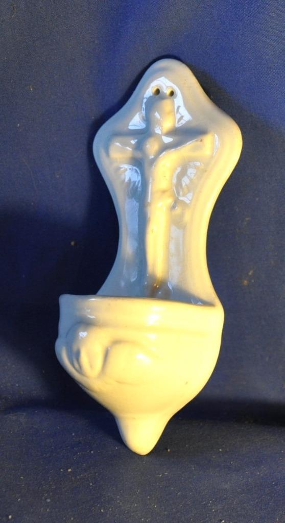 benitier boch frere keramis avec crucifix en refief, Antiek en Kunst, Antiek | Religieuze voorwerpen, Ophalen of Verzenden