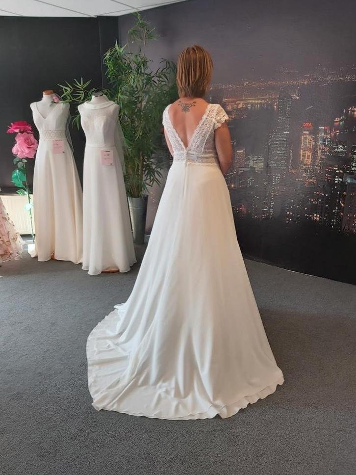 Prachtige ivoorkleurige trouwjurk in A-lijn model, Kleding | Dames, Trouwkleding en Trouwaccessoires, Zo goed als nieuw, Trouwjurk