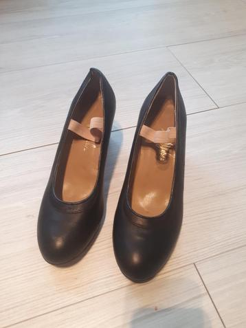 Chaussures de flamenco taille 39 disponible aux enchères