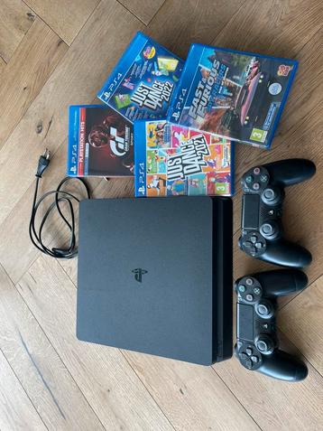 PlayStation 4 met 2 controllers en 4 spelletjes  beschikbaar voor biedingen
