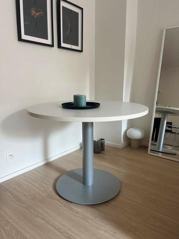 Witte ronde tafel beschikbaar voor biedingen