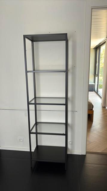 Zwarte metalen rek – 4 leggers, industrieel design beschikbaar voor biedingen