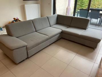 Hoekslaapbank in lichtgrijze stof beschikbaar voor biedingen