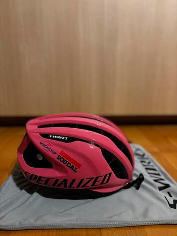 Remco Evenepoel- helm Giro 2023 beschikbaar voor biedingen