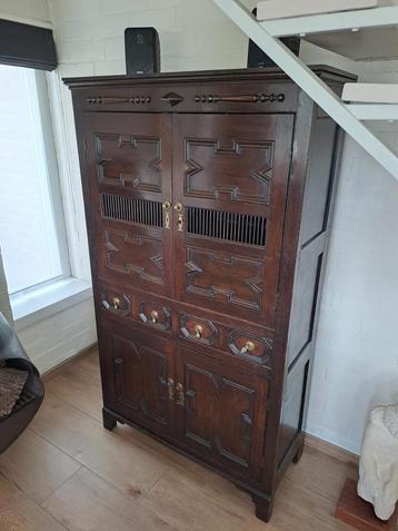 Kast Tudor Antiek 18 de eeuw- prima staat beschikbaar voor biedingen