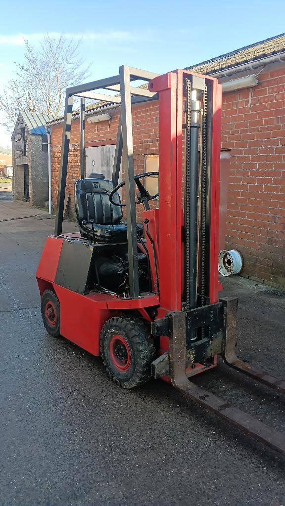 Heftruck diesel. 1200kg. Deutz 2cil. Nette machine. Clark, Articles professionnels, Machines & Construction | Chariots élévateurs & Transport interne