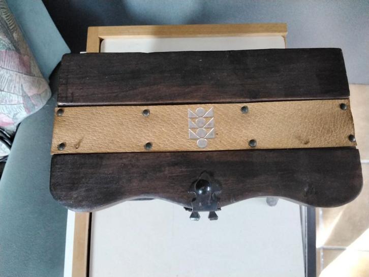 Klein koffertje op 4 pootjes (juwelen kistje )
Massief hout., Huis en Inrichting, Woonaccessoires | Kapstokken, Zo goed als nieuw