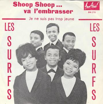 45T: Les Surfs: Shoop Shoop ... va l'embrasser Pop beschikbaar voor biedingen