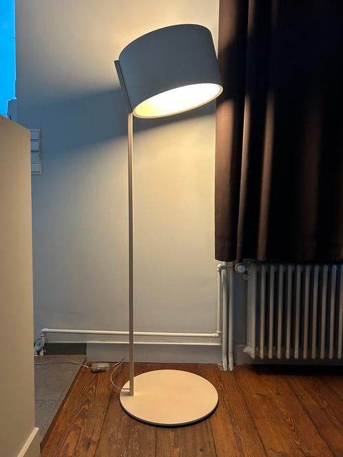 Staande Lamp - Lirio by Philips “Balanza” | IF Design Award, Huis en Inrichting, Lampen | Vloerlampen, Zo goed als nieuw, Glas