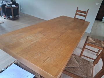 tafel en stoelen beschikbaar voor biedingen