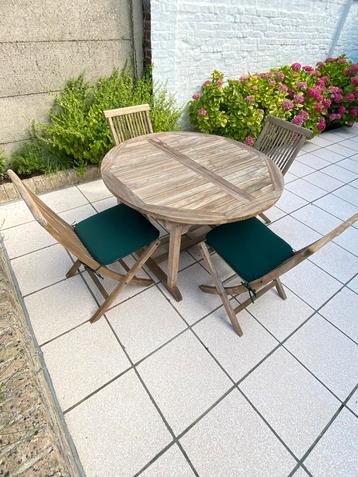 Ronde teakhouten tafel en 4 klapstoelen beschikbaar voor biedingen