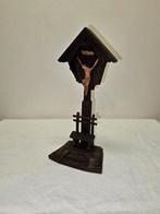 Kruisbeeld met bankje en opschrift dateert 1940, Antiek en Kunst, Antiek | Religieuze voorwerpen, Ophalen of Verzenden