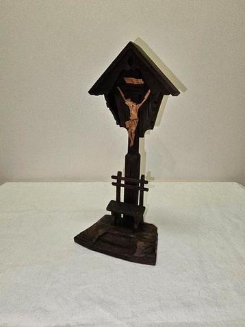 Kruisbeeld met bankje en opschrift dateert 1940 beschikbaar voor biedingen