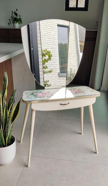 Prachtig authentiek vintage make-up meubel beschikbaar voor biedingen
