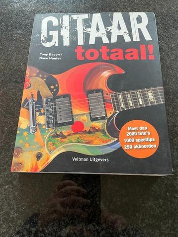 Boek " Gitaar totaal" van Tony Bacon beschikbaar voor biedingen