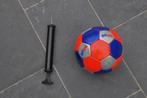 Ballon de foot en cuir + la pompe, Bal, Gebruikt, Ophalen of Verzenden