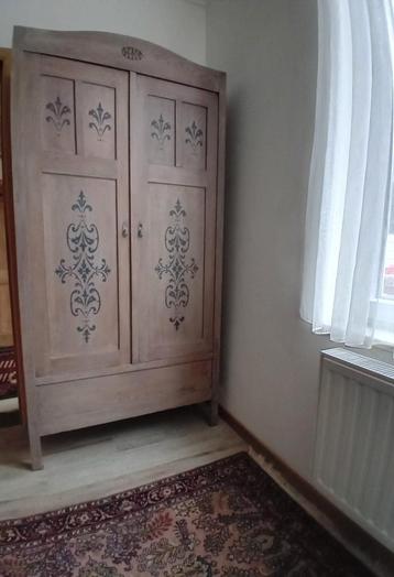 Handgeschilderde antieke linnenkast beschikbaar voor biedingen