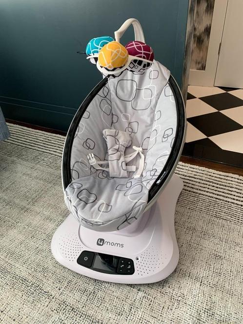 4moms mamaRoo4 (model 1037) Silver Plush met verkleinkussen, Kinderen en Baby's, Wipstoeltjes, Zo goed als nieuw, Met gordel(s) of riempje(s)