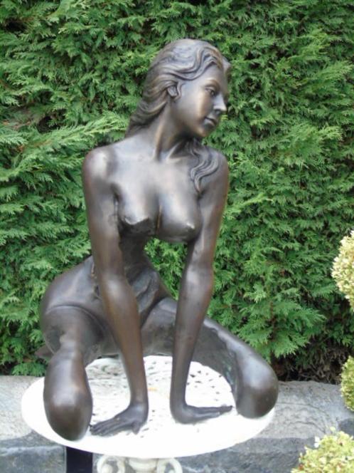 bronzen beeld van een naakte vrouw op haar knieën, Tuin en Terras, Tuinbeelden, Nieuw, Overige typen, Overige materialen, Ophalen