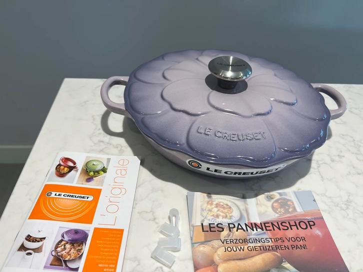 Nieuwe Le Creuset Petal Bleu Berry Purple 26 cm, Huis en Inrichting, Keuken | Potten en Pannen, Nieuw, Koekenpan of Braadpan, Gietijzer