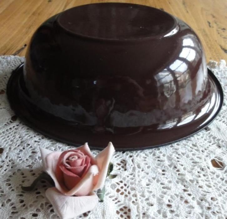 Grote donker bruine emaille kom / schaal met zwart randje, Ophalen of Verzenden