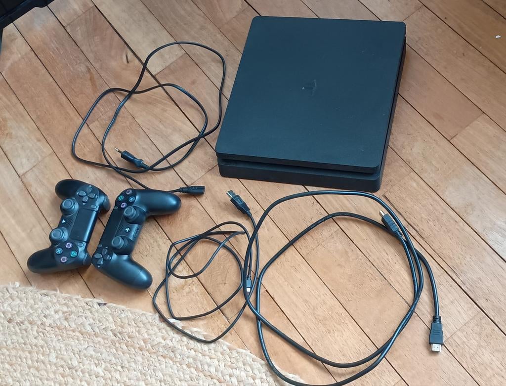 PlayStation 4 / PS4, Consoles de jeu & Jeux vidéo, Enlèvement, Utilisé, 500 GB, Avec 2 manettes