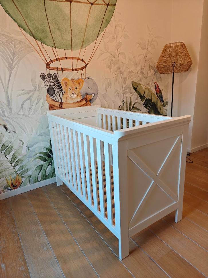 Babybed ledikant wit landelijk, Kinderen en Baby's, Kinderkamer | Bedden, Zo goed als nieuw, Minder dan 140 cm, Minder dan 70 cm