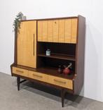 Tweekleurig highboard uit 1950, Ophalen